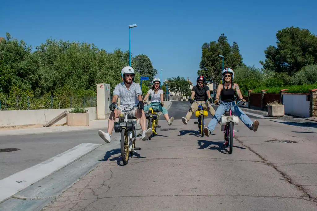 Groupe de vacanciers en balade en Solex à Argelès-sur-Mer, ambiance rétro et conviviale dans les Pyrénées Orientales