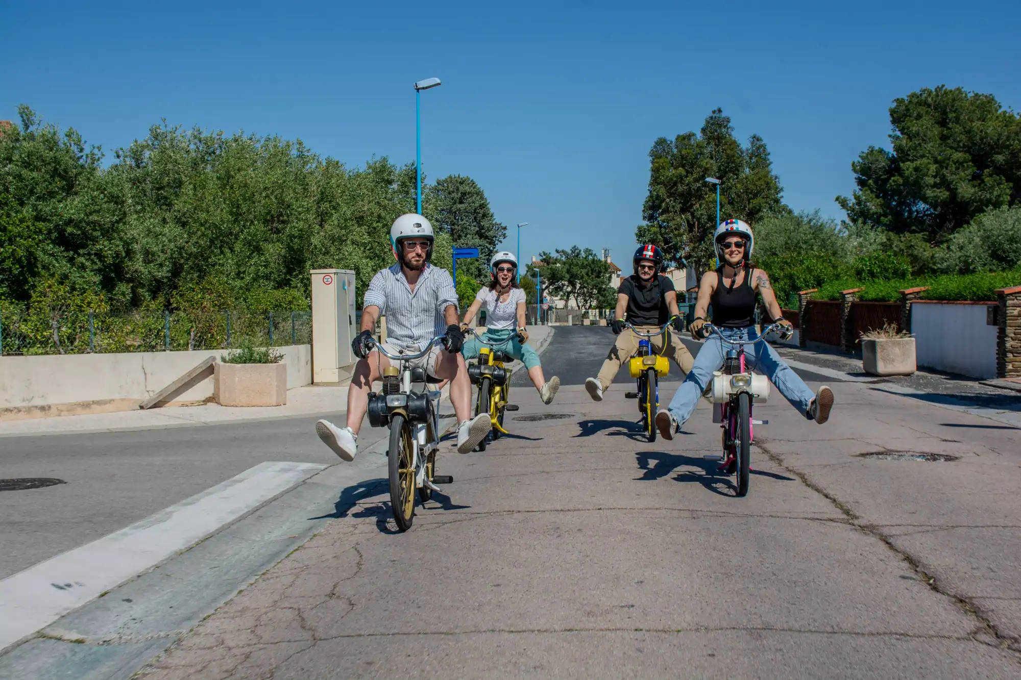 Groupe de vacanciers en balade en Solex à Argelès-sur-Mer, ambiance rétro et conviviale dans les Pyrénées Orientales