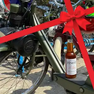 Bouteille de Finote Spritz posée sur le marchepied d'un Solex garé devant la plage du Racou à Argelès-sur-Mer