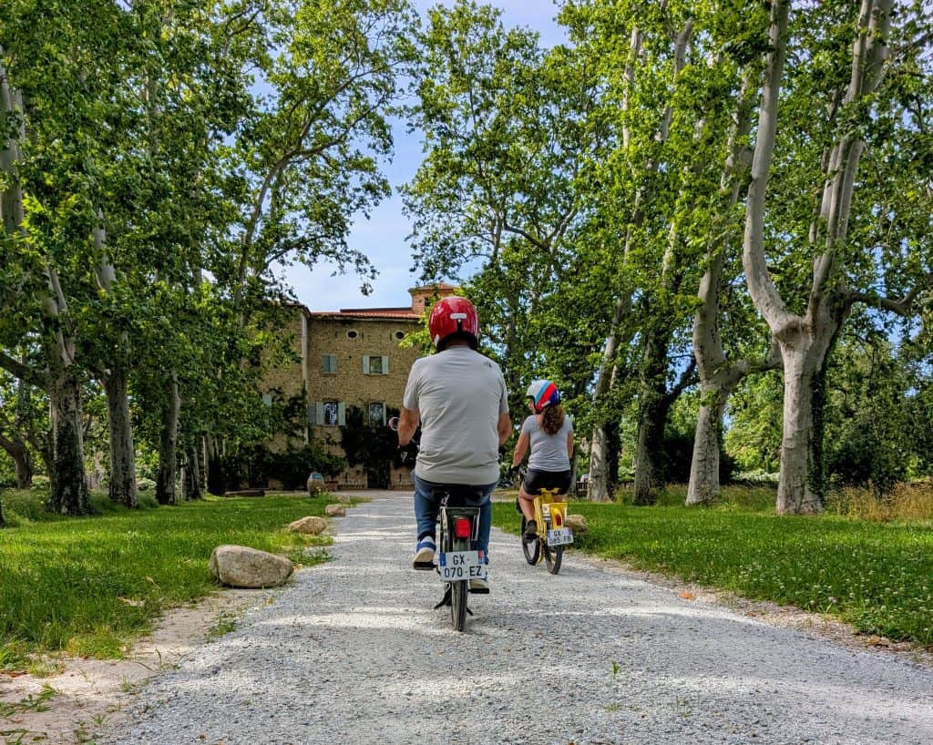 Couple en Solex sur un chemin de campagne menant au château de Villeclare à Palau-del-Vidre pour une dégustation de vins