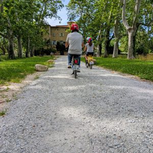 Couple en Solex sur un chemin de campagne menant au château de Villeclare à Palau-del-Vidre pour une dégustation de vins