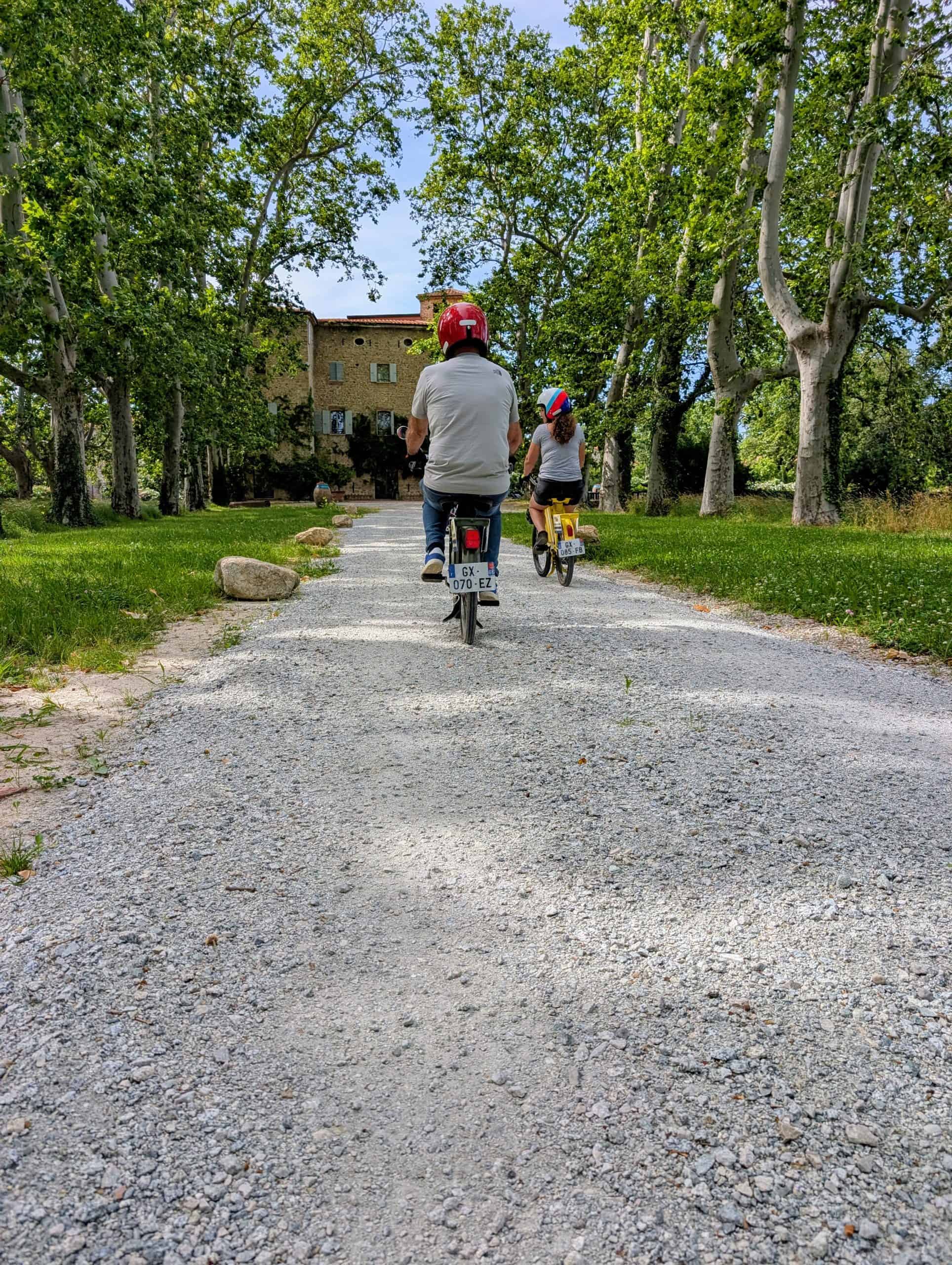 Couple en Solex sur un chemin de campagne menant au château de Villeclare à Palau-del-Vidre pour une dégustation de vins