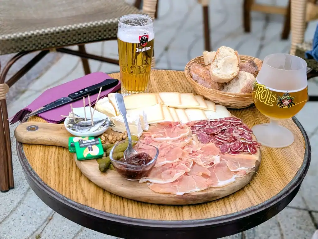 Planche apéritive avec charcuterie, fromages, pain et bière servie lors d’un after work en extérieur à Argelès-sur-Mer