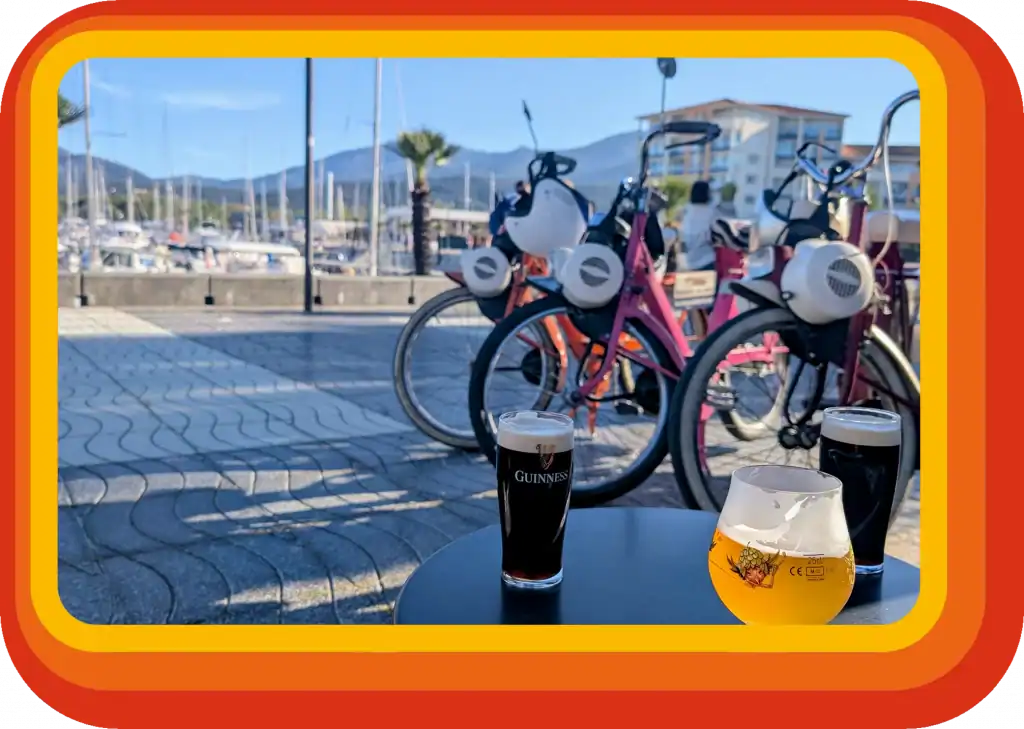 Balade en Solex after work au port d’Argelès-sur-Mer avec bières et ambiance conviviale au coucher de soleil