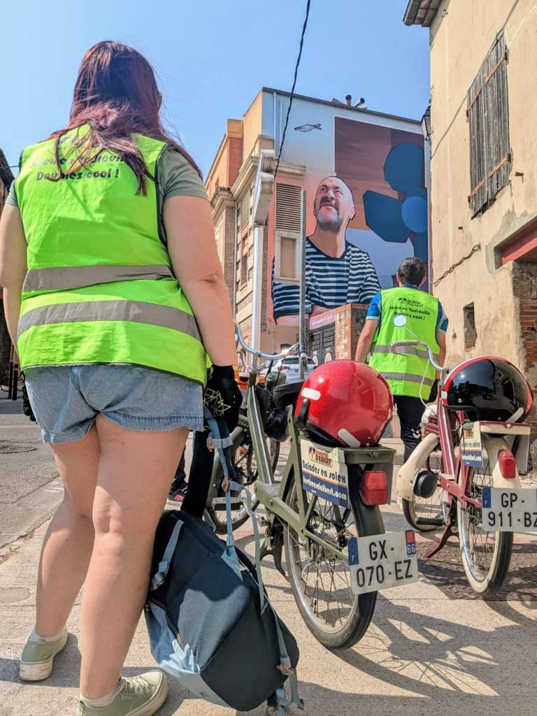 Guides Les Virées d'Albert en Solex vintage devant une fresque street art à Argelès-sur-Mer